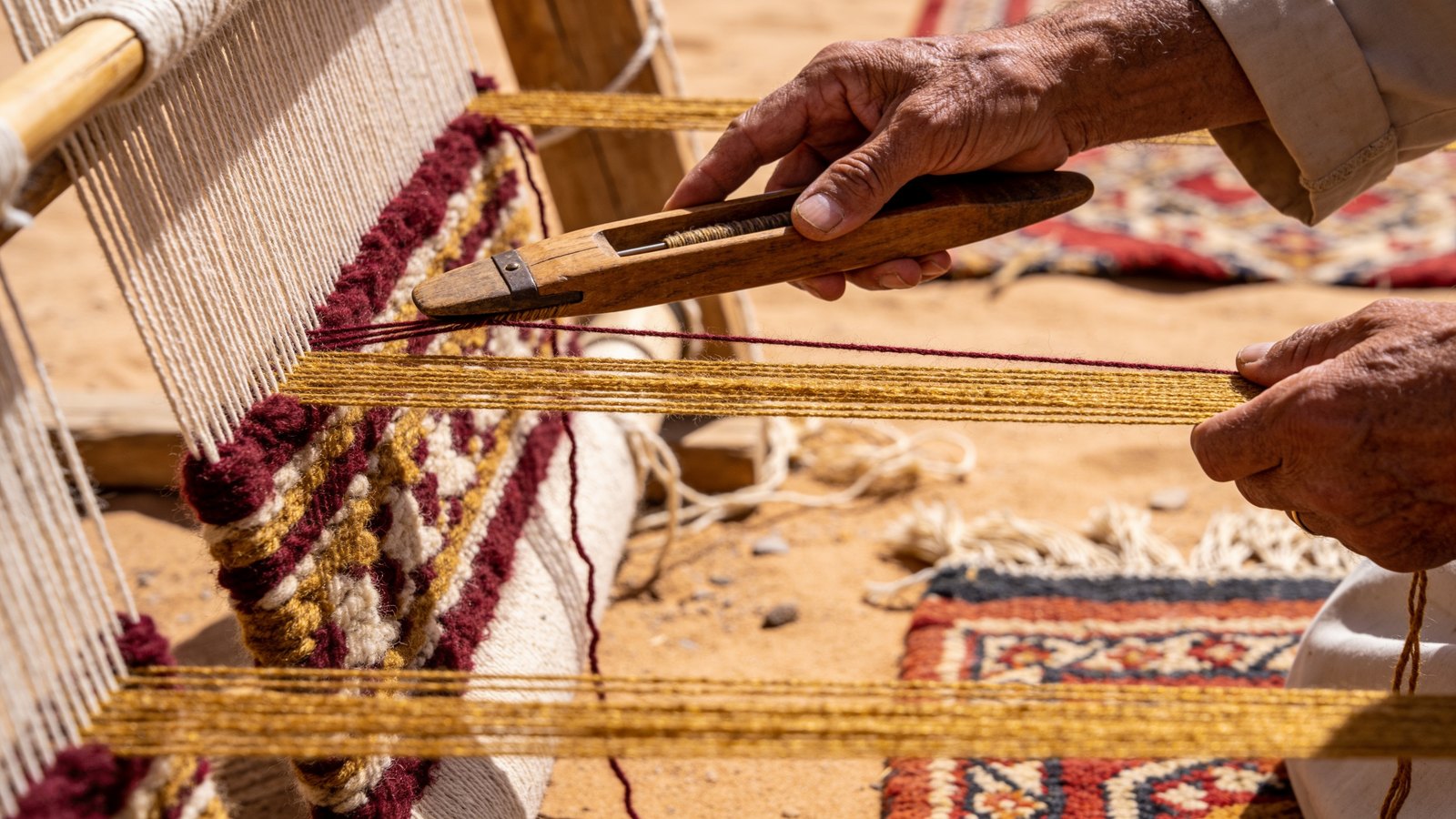 يدان تنسجان على النول الأرضي